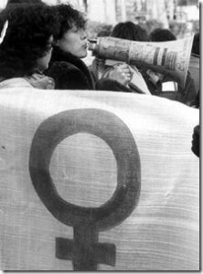 feministas_defienden_aborto_derecho_mujer_decidir_imagen_manifestacion_1982[5]